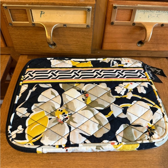 eReader case Vera Bradley Quilted Floral Cover in Yellow and Black - Picture 6 of 15